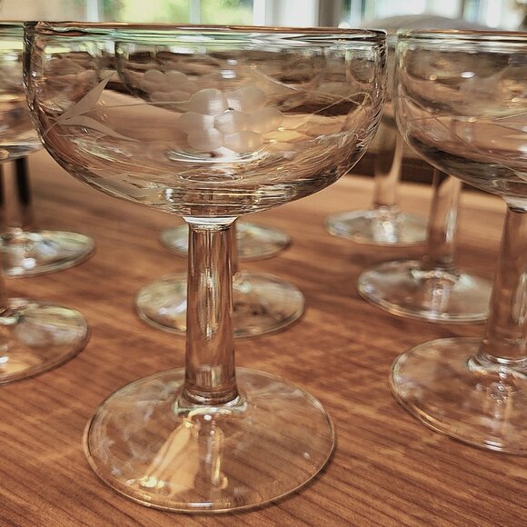 Set of 8 Vintage Etched Floral Champagne Coupe Glasses – Elegant Stemware 4.25" - Picture 6 of 12